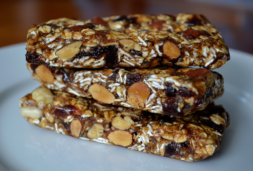Almond and cherry cereal bars